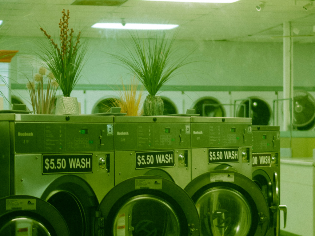 Bild eines Waschsalons mit Grünstich - als Sinnbild für Greenwashing